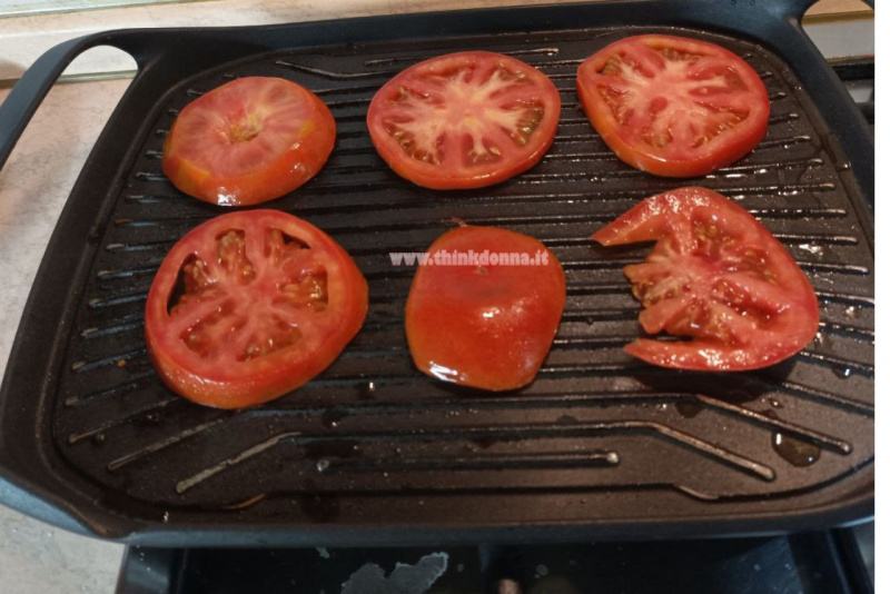 fette pomodoro arrostite su piastra antiaderente per fornelli