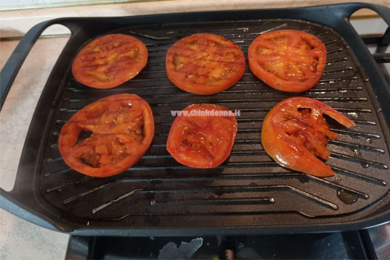 piastra antiaderente per fornelli fette pomodoro arrostite