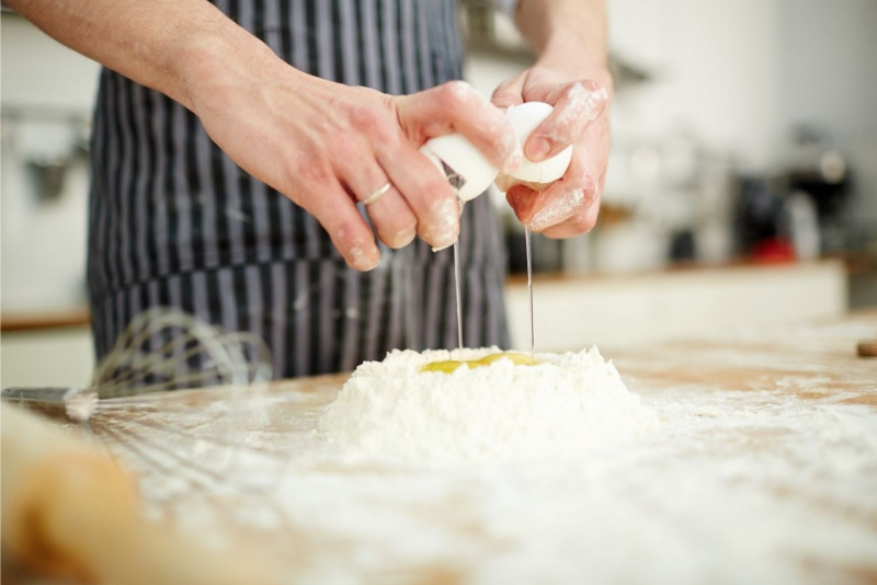 preparazione sfrappole farina uovo mani