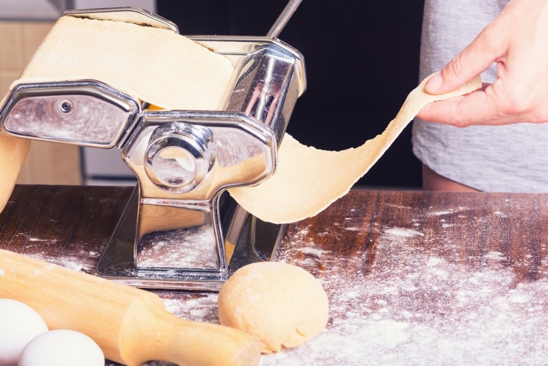 preparazione sfoglia pasta macchina nonna papera