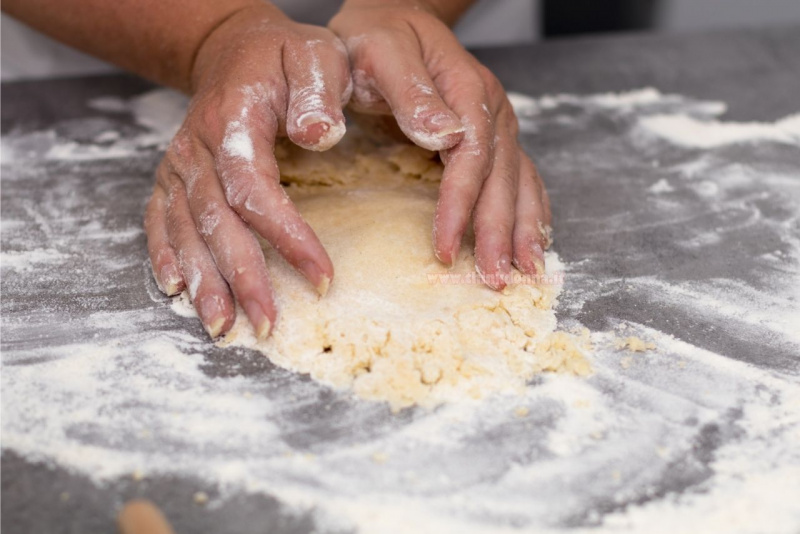 lavorazione a mano pasta frolla su piano lavoro panetto