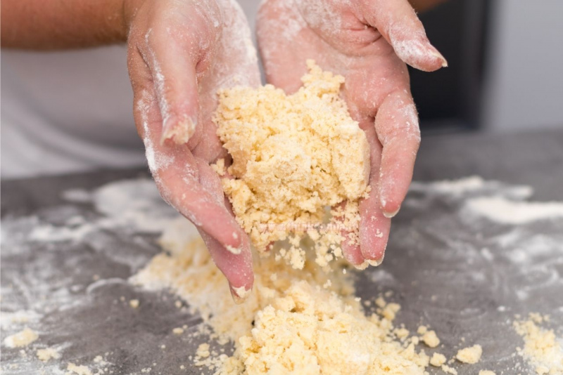 lavorazione a mano pasta frolla su piano lavoro