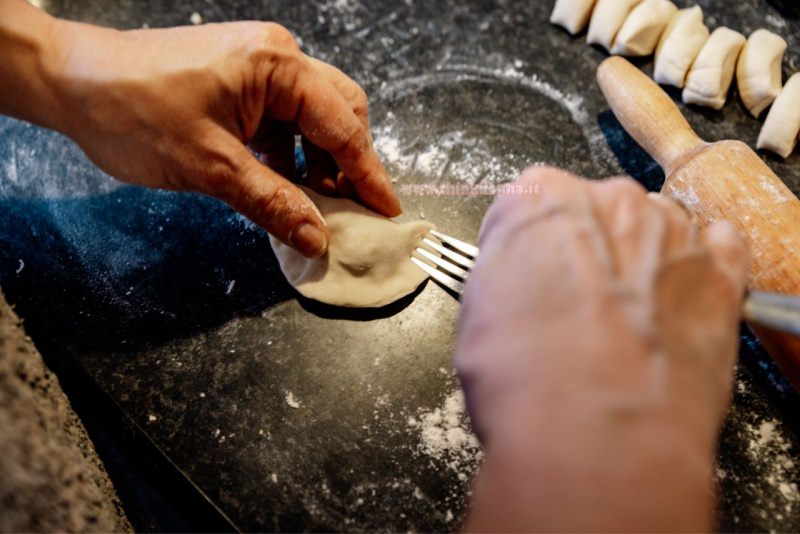 schiacciare con rebbi forchetta raviolo fatto in casa