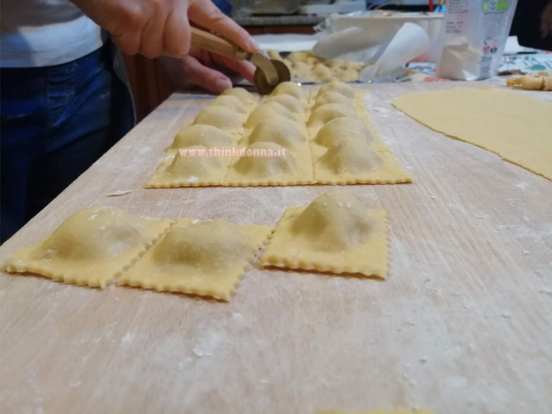 donna taglia ravioli rotella dentata tagliapasta piano di lavoro