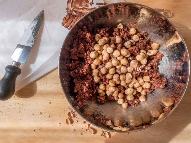 impasto biscotti secchi cacao nocciole ciotola di acciaio ingredienti salame dolce di cioccolato