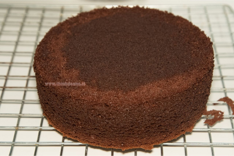 torta al cioccolato pronta appena sfornata