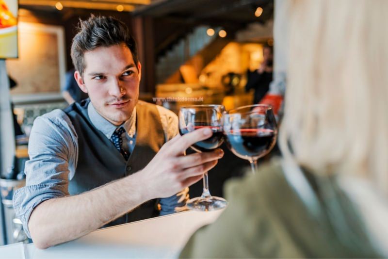 uomo donna al primo appuntamento brindisi calici vino rosso ristorante