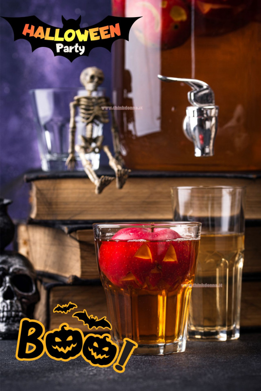 bicchiere di sidro con mela galleggiante a forma di faccia Halloween decorazione drink bevanda