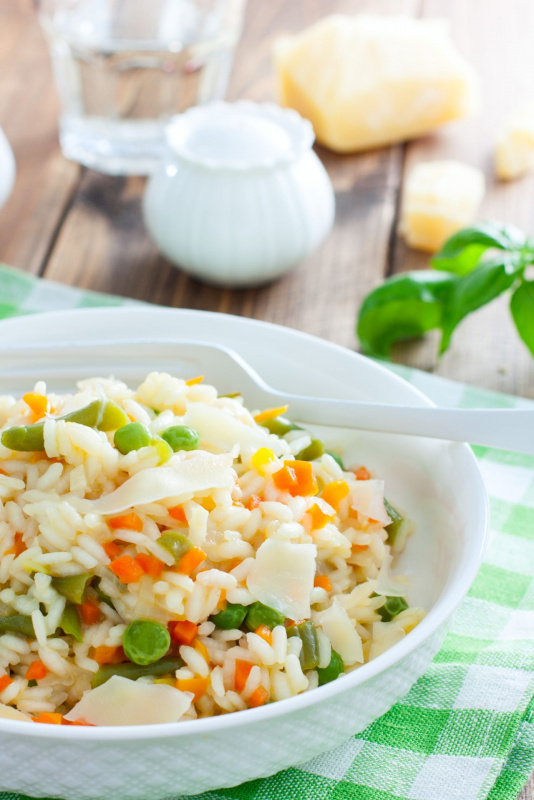 riso primavera verdure fresche fagiolini piselli carote zucchine tavola bicchiere grana padano basilico