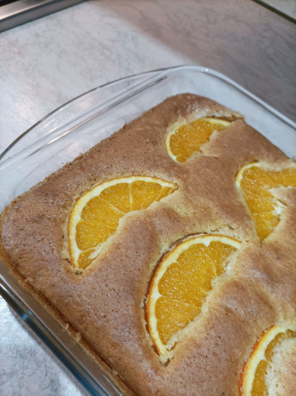 torta arancia appena sfornata primo piano pirofila