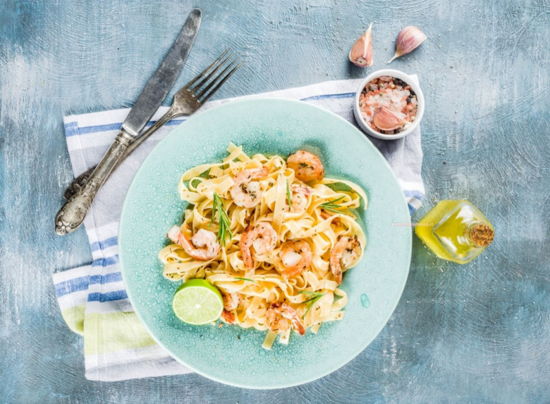 primo piatto pronto pasta fettuccine gamberi rosmarino aglio olio oliva posate forchetta coltello argento tavola