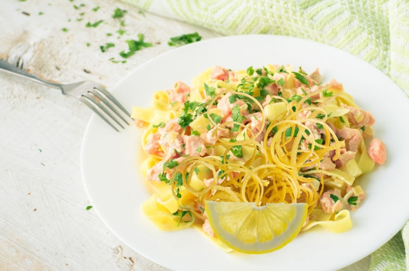 primo piatto pronto pasta tipo fettuccine salmone affumicato prezzemolo tritato zeste fetta limone