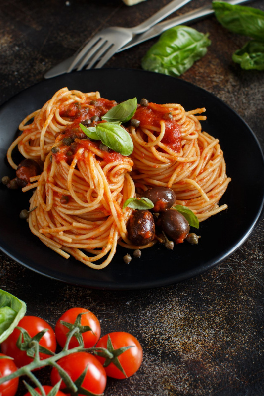 spaghetti alla pantesca forchetta pasta pomodorini olive capperi basilico