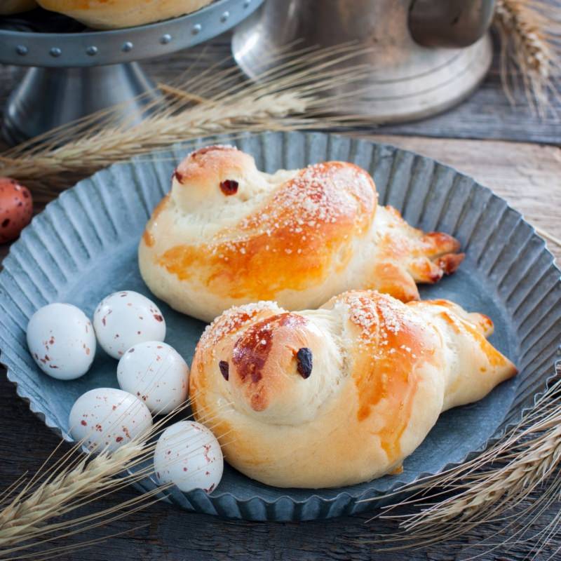 pulcini pan di brioche panini morbidi a forma di pulcini uova di quaglia alzatina spiga