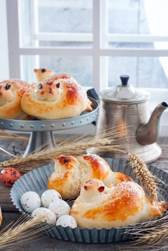 pulcini di pan brioche ricetta dolci di pasqua alzatina uova di quaglia spiga 