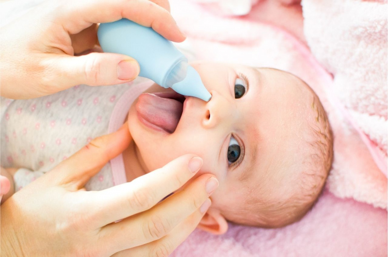 bellissimo bambino neonato pulizia naso aspiratore nasale