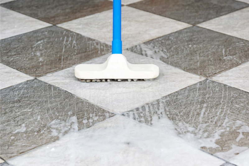 spazzolone acqua bicarbonato pulizie piastrelle fughe pavimento