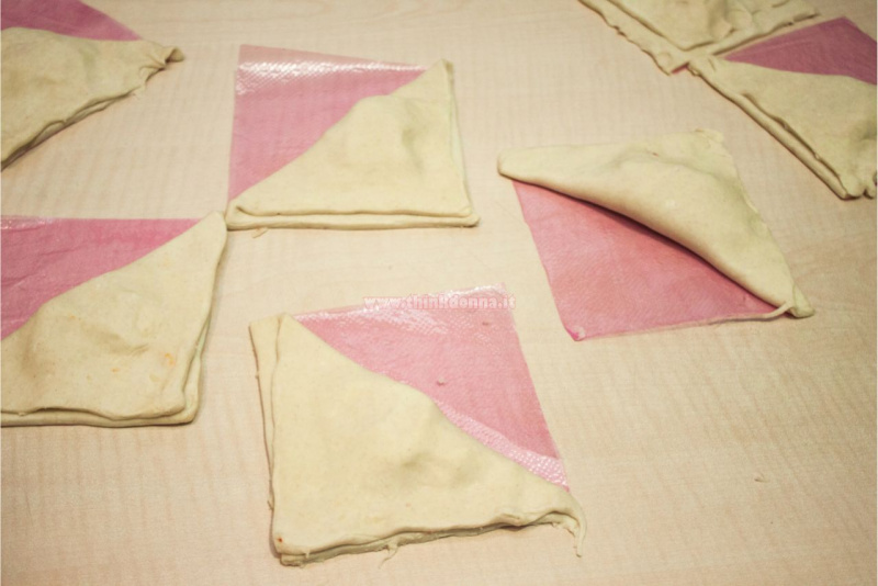 quadrati di pastasfoglia ripiegati a formare triangoli apple turnover sfogliatelle ripiene