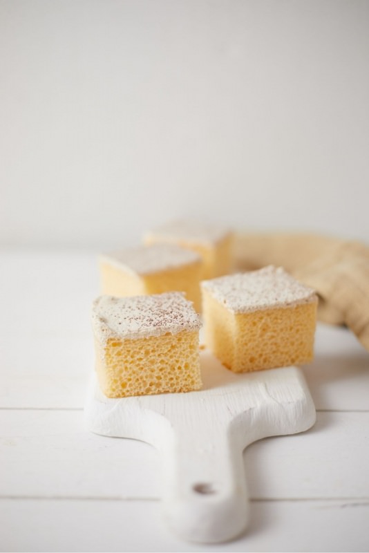 cubi di torta bianca brownies cioccolato bianco zucchero a velo tagliere legno