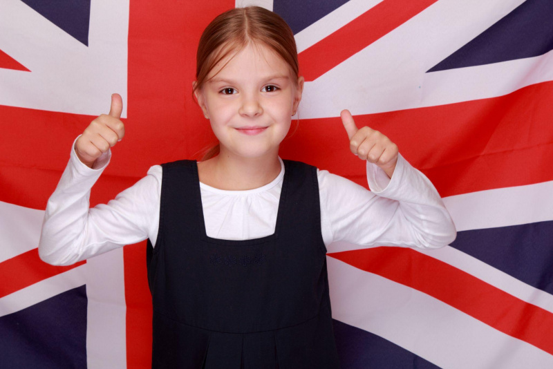 bella bambina pollici alzati davanti bandiera inglese Union Flag Union Jack