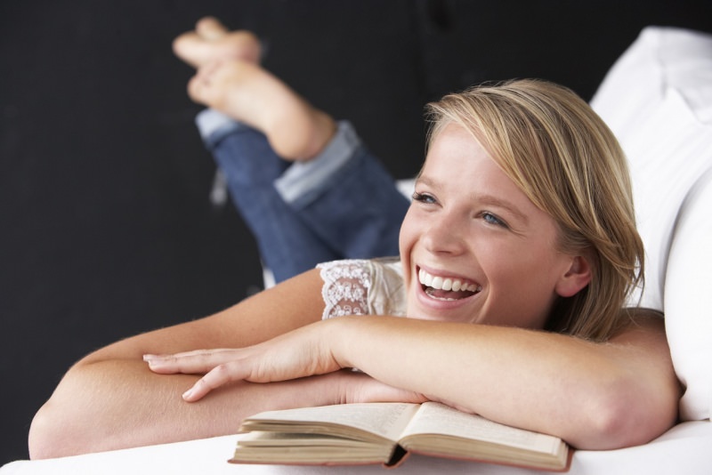 ragazza sorriso legge libro