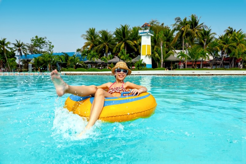 ragazzina su gonfiabile piscina parco acquatico acqua park