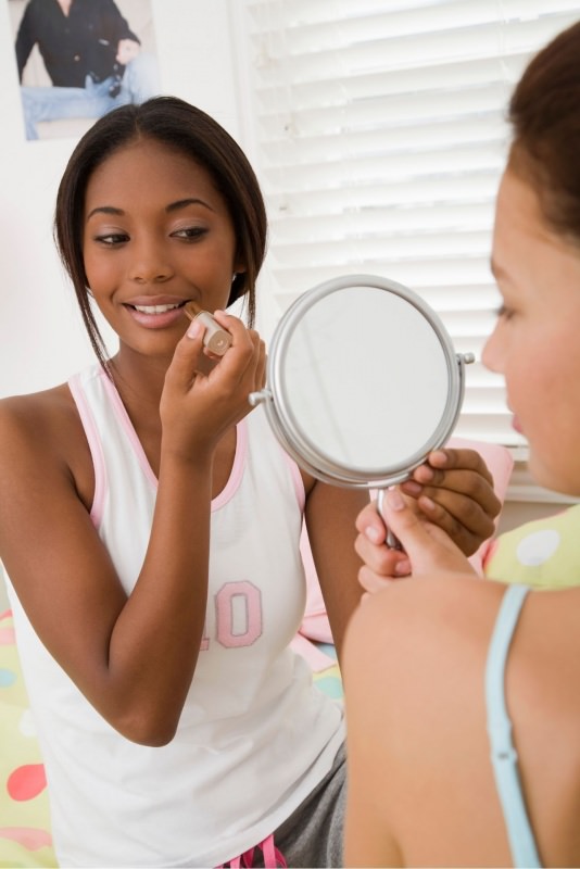 ragazze si mettono make-up rossetto specchio bellezza