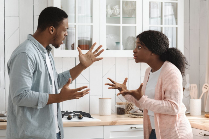 discussione tra marito moglie partner rapporto coppia in crisi cucina casa