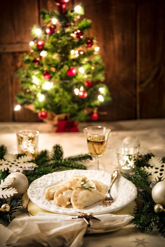 ravioli di pesce primo piatto di magro pronto tavola apparecchiata menu albero di natale luci