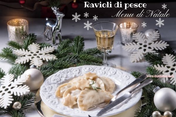 ravioli di pesce primo piatto di magro menu natale renna argento albero candela rami di abete nevischio