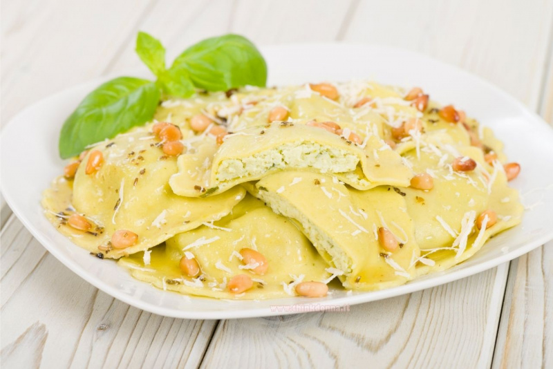 tavola primo piatto pronto ravioli ricotta spinaci parmigiano reggiano foglie basilico