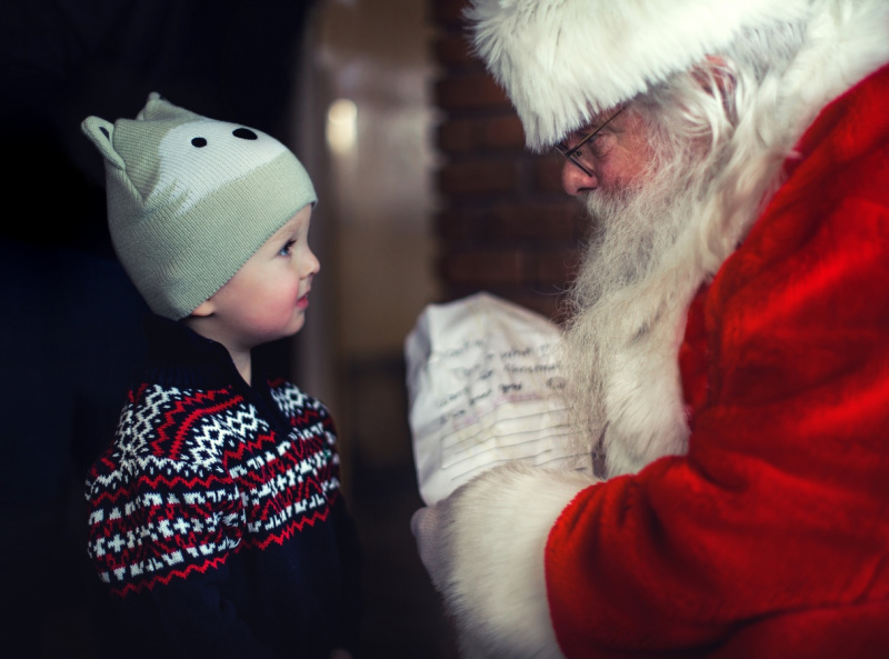 babbo natale santa claus regalo natale bambino piccolo berretto maglione di lana natalizio dolcezza spirito 