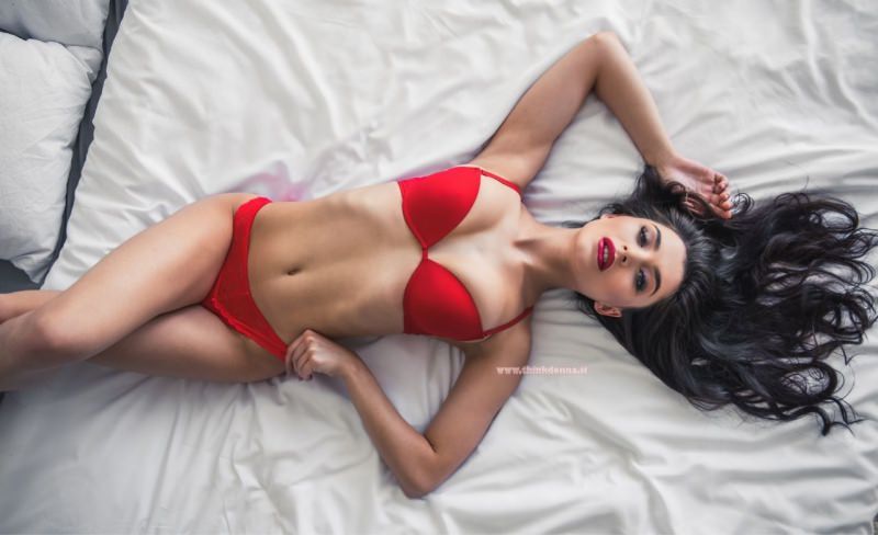 bellissima donna sdraiata sul letto red lingerie biancheria intima rossa
