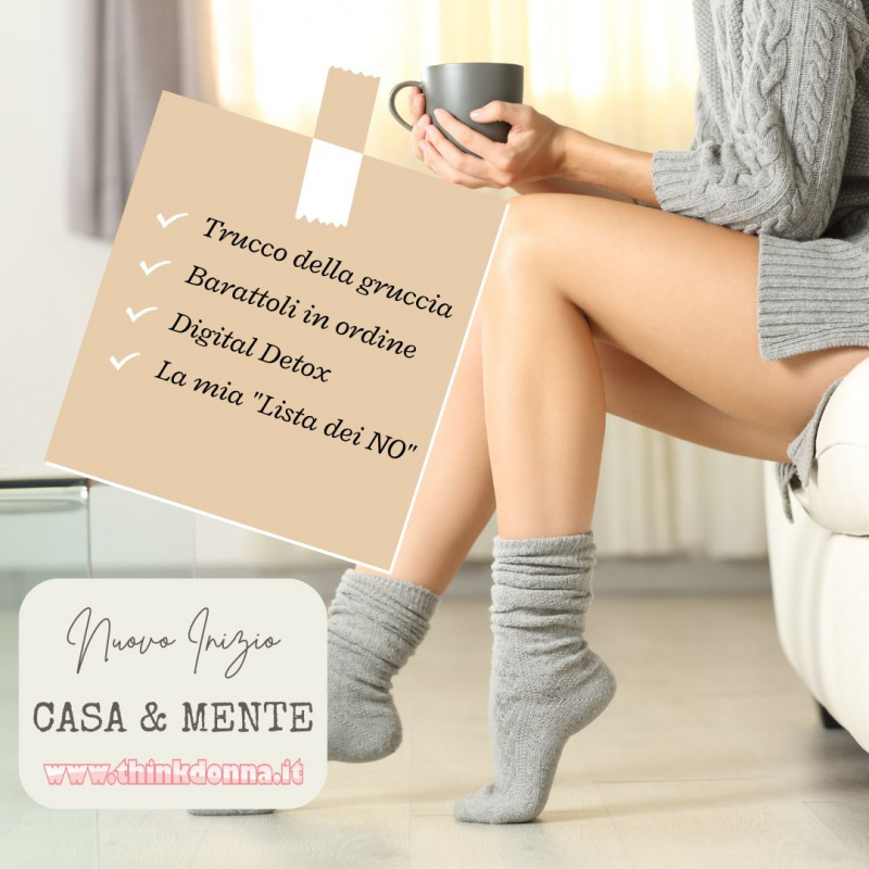 Donna con tazza e maglione seduta vicino a una finestra luminosa con una lista di consigli per organizzare casa e mente dopo le feste.