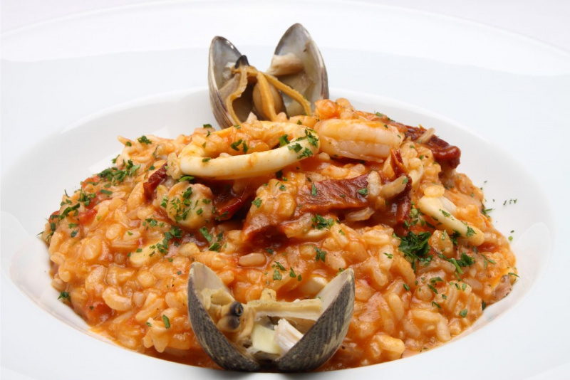 risotto alla pescatora piatto ceramica bianca