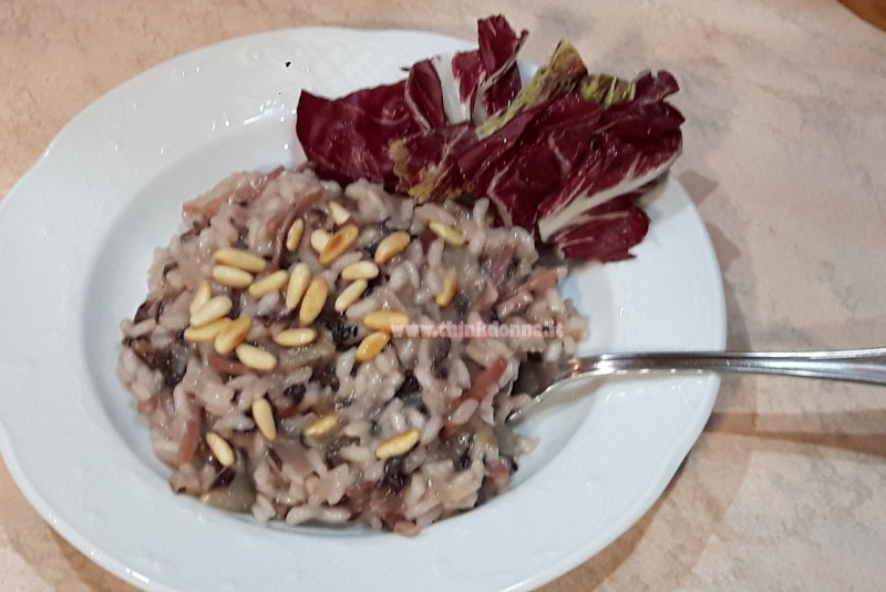 risotto radicchio e speck del Sior Nino piatto ceramica bianca forchetta acciaio