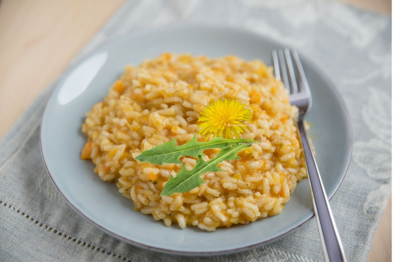 risotto fiori e foglie tarassaco dente di leone primo piatto pronto forchetta