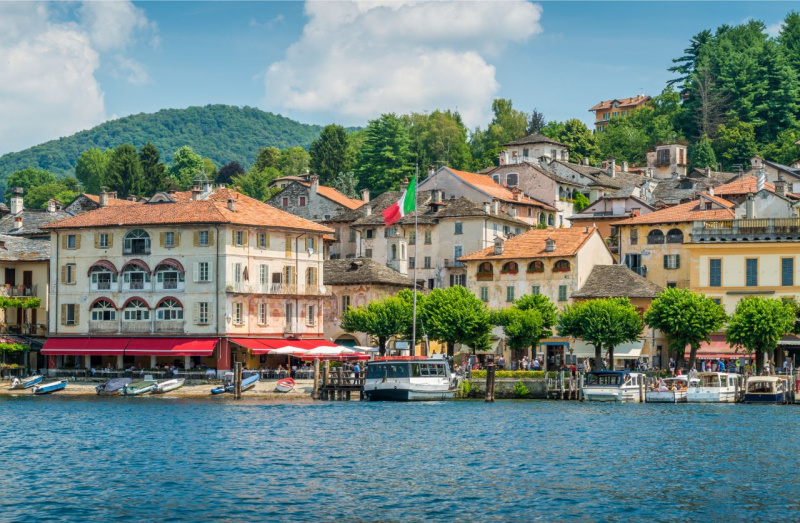 lago d'orta Piemonte ristorante barche riva