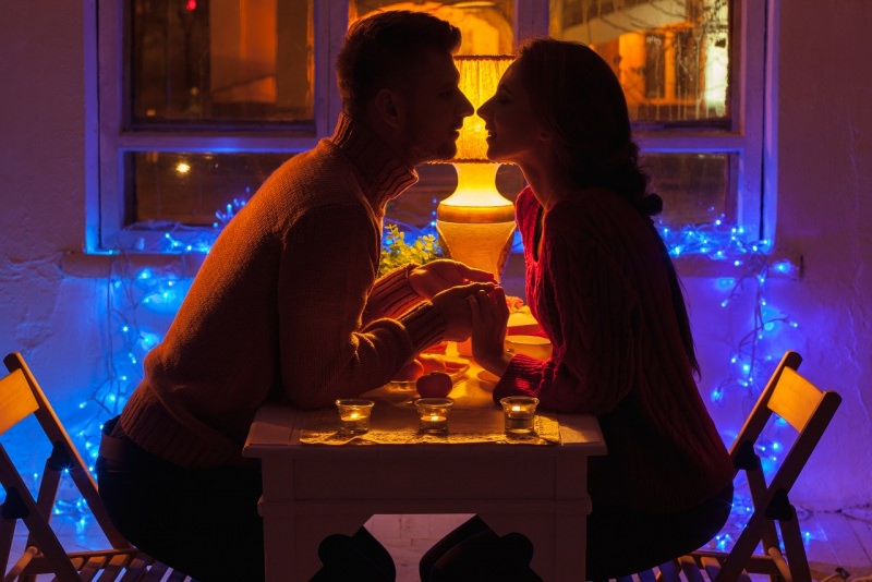 innamorati vicini cena romantica san valentino lume di candela