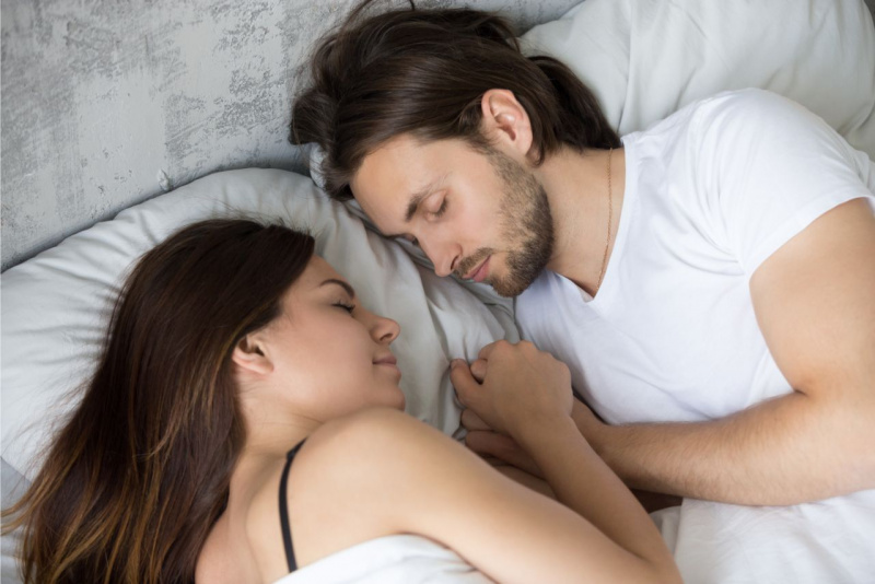 dormire bene coppia uomo e donna a letto