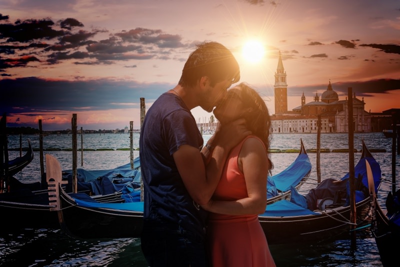 giovani innamorati uomo donna bacio tramonto Venezia