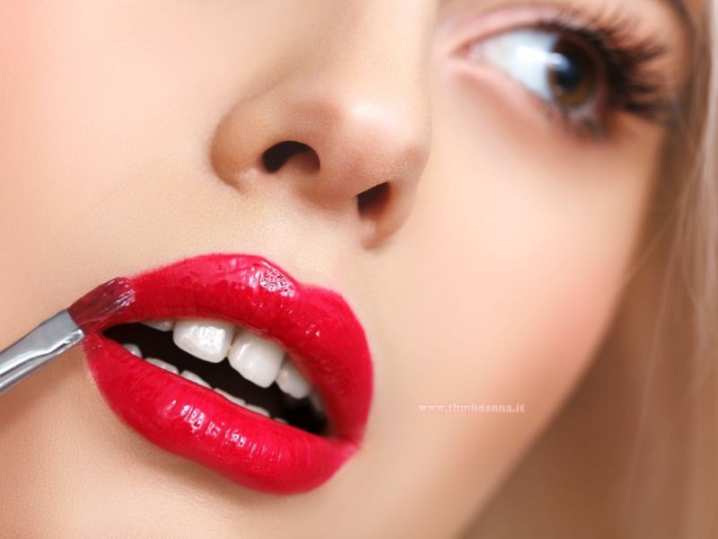 rossetto rosso brillante lucido labbra donna denti bianchi pennello