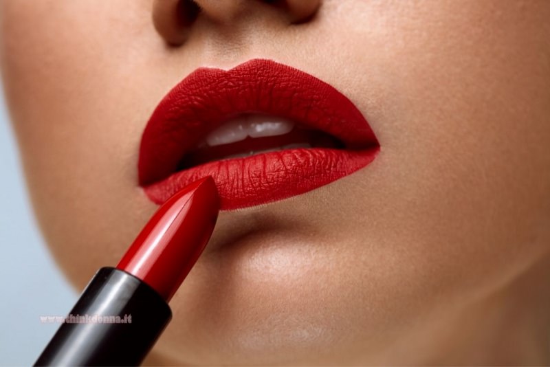 rossetto rosso opaco su labbra ben delineate