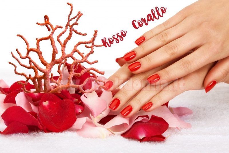 manicure rosso corallo petali di rosa