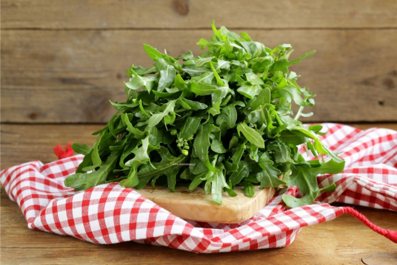 rucola fresca tagliere legno