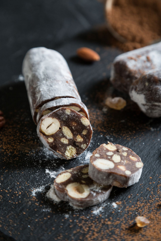 dolce dessert salame cioccolato nocciole cacao amaro zucchero a velo