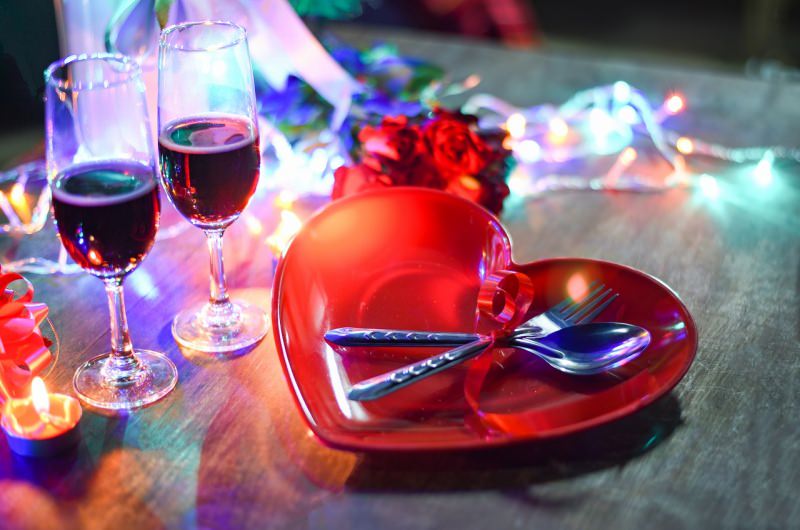 cena romantica piatto cuore bicchieri vino san valentino 