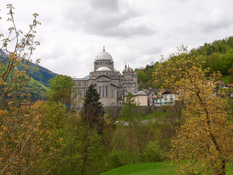 costruzione gotico bizantina santuario dedicato alla Madonna del Sangue di Re in Lombardia Val Vigezzo