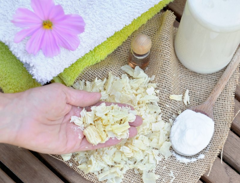 scaglie di sapone di Marsiglia a scaglie fiore mano di donna 