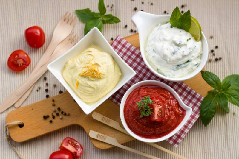 salse grigliata maionese pomodoro tagliere spezie